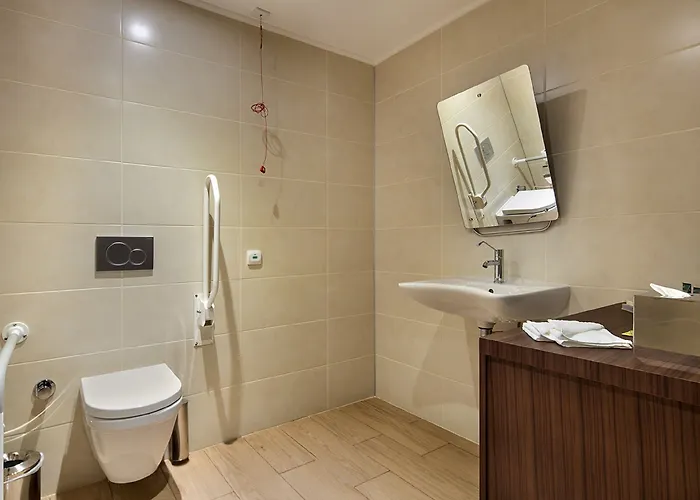 Hilton Garden Bayrakli Hotel 4*