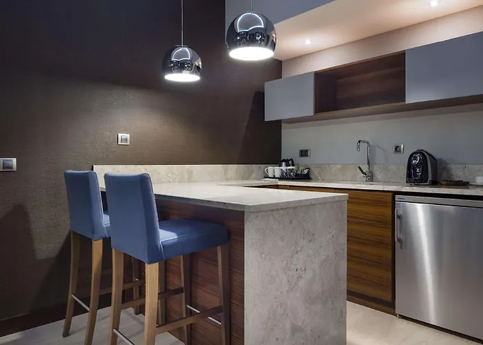 Hilton Garden Bayrakli Hotel 4*