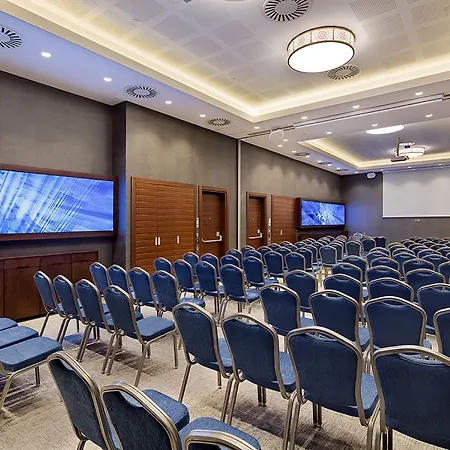 Hotel Hilton Garden Bayrakli 4*