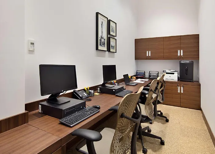 Hotel Hilton Garden Bayrakli 4*